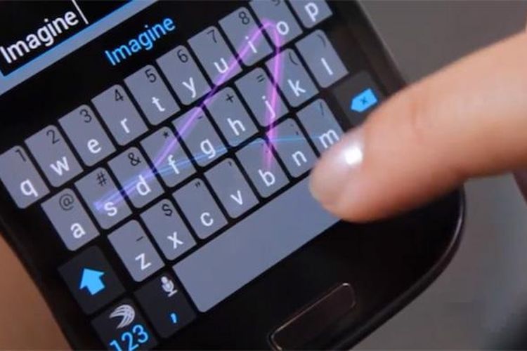 Ilustrasi aplikasi keyboard SwiftKey pada smartphone Samsung