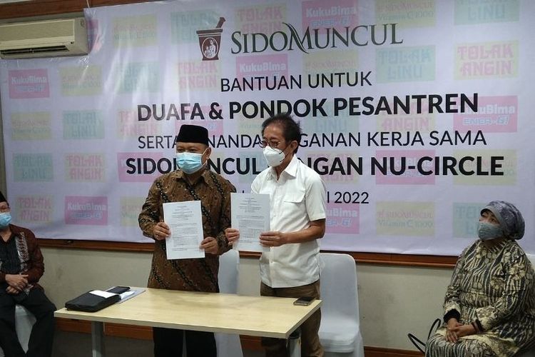 Direktur Marketing Sido Muncul Irwan Hidayat (kanan) dan Ketua NU Circle Gatot Priyo Utomo (kiri). 