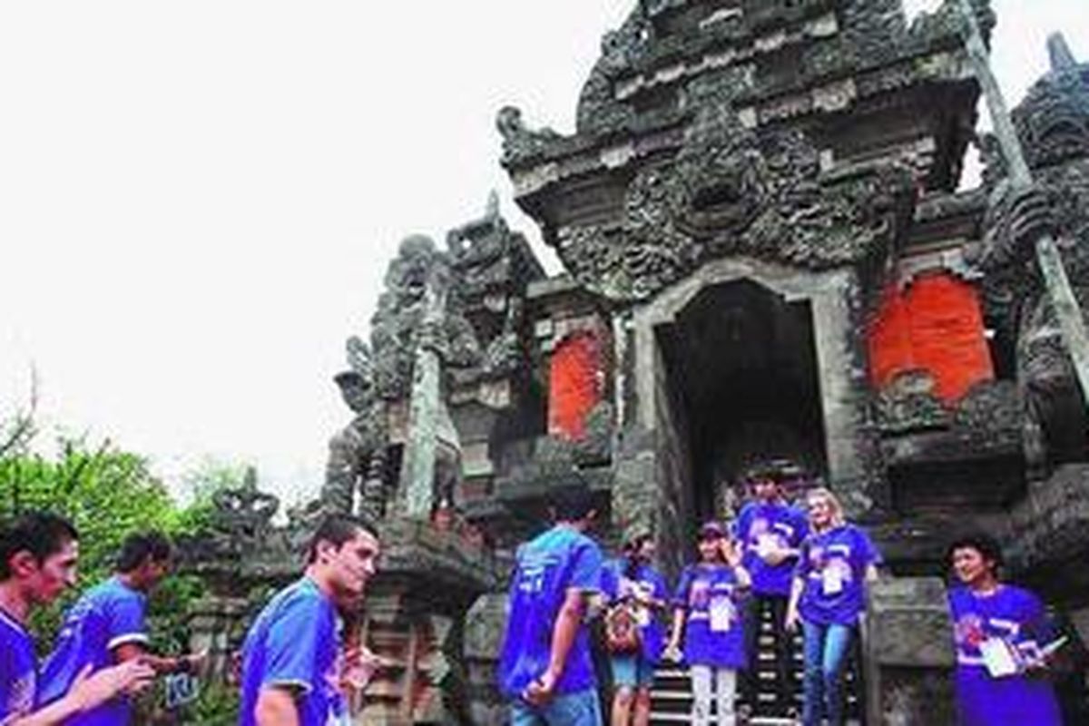 Program Darmasiswa ditujukan bagi mahasiswa asing yang ingin belajar bahasa, kesenian musik, dan kerajinan Indonesia. 