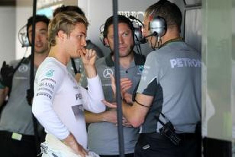 Pebalap Mercedes asal Jerman, Nico Rosberg, berbicara dengan kru sebelum sesi latihan kedua GP Jepang di Sirkuit Suzuka, Jumat (3/10/2014).