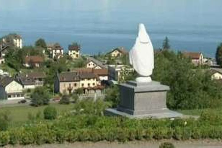 Inilah patung Bunda Maria yang akan dipindahkan dari taman kota Publier, Perancis karena dianggap melanggar aturan yang melarang ditampilkannya lambang-lambang keagamaan di ruang publik.