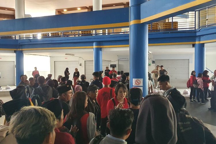 Ratusan kader PDI Perjuangan bersiap berangkat mengikuti Puncak Bulan Bung Karno di Jakarta. Mereka berkumpul di terminal bus Dhagsinarga Wonosari, Gunungkidul. Jumat (23/6/2023)