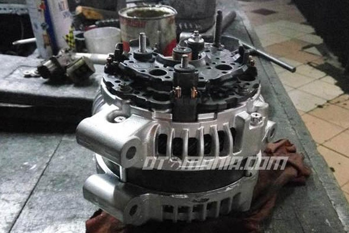 Dinamo ampere atau alternator pada mobil saat terjadi kerusakan dapat menimbulkan masalah kelistrikan.