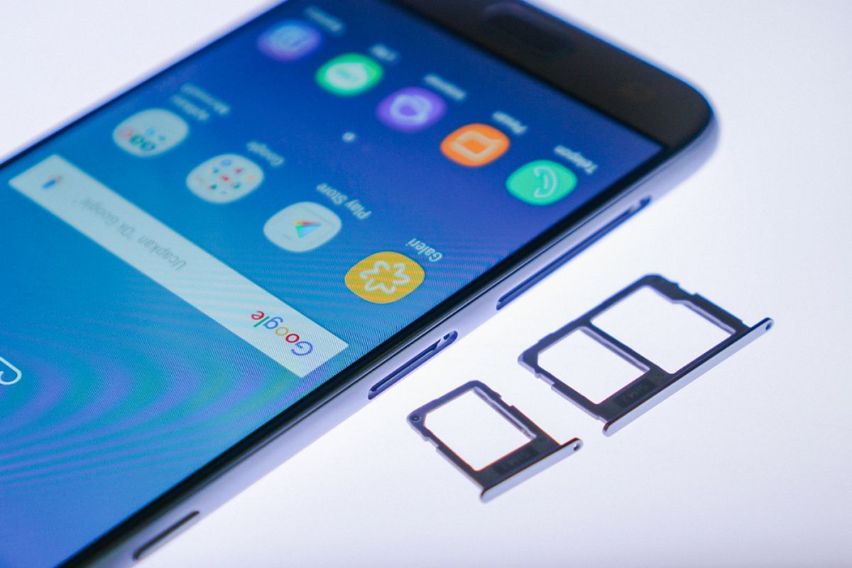 Ada dua laci SIM card yang disediakan. Laci SIM card kedua menempatkan slot kartu SIM dan kartu memori microSD secara terpisah sehingga bisa dipasang secara bersamaan.