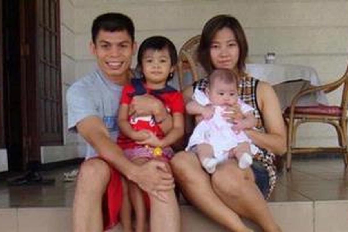 Chris John dan Anna Maria Megawati menggendong kedua putri mereka. Chris John akan bertarung melawan petinju Ukraina, Stanyslav Merdov, di Challenge Stadium MT Claremont, Perth, Australia Barat, Rabu (30/11/2011).