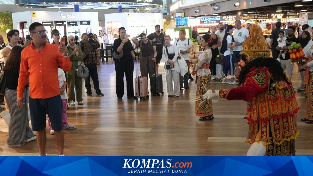 Bandara Ngurah Rai Bali Tampilkan Parade Gebogan Saat Libur Sekolah