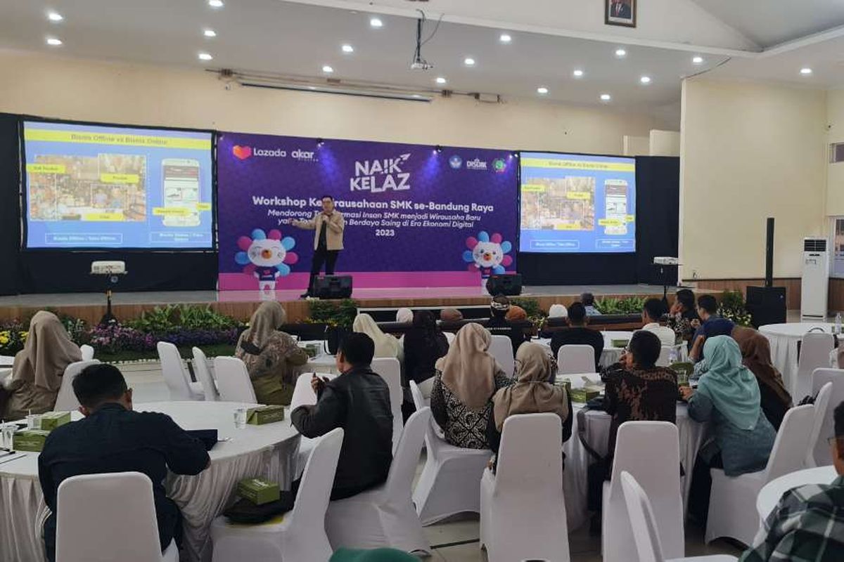 Lazada Indonesia (Lazada) melalui Gerakan Akselerasi Karya Rakyat (AKAR) Digital Indonesia menyelenggarakan pelatihan Naik KeLaz berkonsep Training of Trainer (ToT) kepada 100 guru sekolah menengah kejuruan (SMK) di Jawa Barat. Bertempat di SMKN 3 Bandung, Jawa Barat (15/06/2023), Training of Trainer yang dilakukan bersama Dinas Pendidikan Jawa Barat menjadi salah satu bukti komitmen Lazada dalam mengembangkan perekonomian digital Indonesia selama 11 tahun terakhir.  