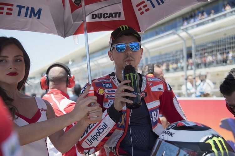 Pebalap Ducati, Jorge Lorenzo, sedang bersiap-siap menjalani balapan GP Americas yang berlangsung di Circuit of The Americas, 23 April 2017.