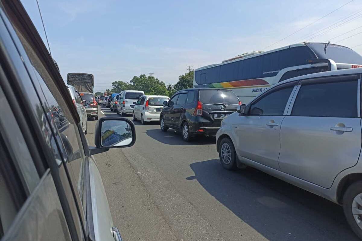 Arus lalu lintas di Km 60 tol Jakarta-Cikampek, Minggu (8/5/2022) siang.