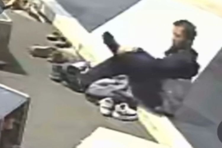 terduga pelaku pencurian sepatu yang merupakan anak mantan walikota Cirebon, terekam kamera pemantau di area Masjid At-Taqwa Kota Cirebon saat melakukan aksinya pada Senin (6/10/2025) siang