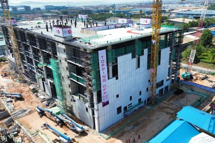 Fasilitas Hyperscale Data Center (HDC) di Batam telah memasuki tahap akhir pembangunan, setelah seremoni topping off pada Kamis (30/10/2025), dan ditargetkan mulai beroperasi pada 2026. 