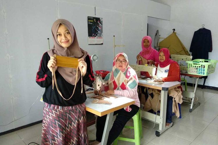 Farida Intan Sari (39), seorang penjahit hijab dari Dusun Gondosuli, Desa Kare, Kecamatan Kare, Kabupaten Madiun, Jawa Timur menunjukkan masker kain buatannya yang siap dibagikan gratis bagi yang membutuhkan.