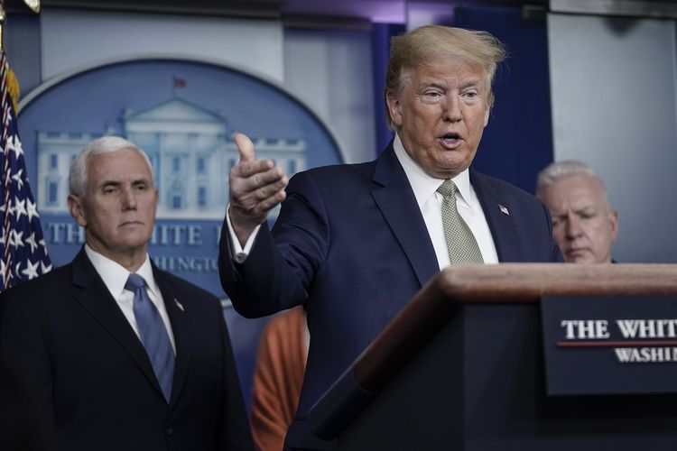 Presiden Amerika Serikat Donald Trump didampingi Wakil Presiden Mike Pence ketika memberikan keterangan pers mengenai virus corona di Gedung Putih, Washington, pada 17 Maret 2020.