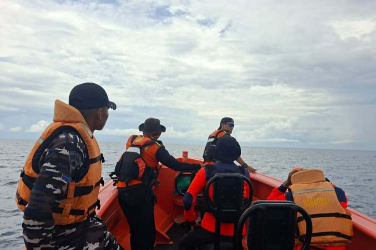 Mesin Kapal Mati, 11 Nelayan di Touna Terjebak di Tengah Laut