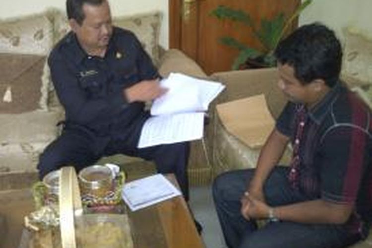 Kepala Kejaksaan Negeri Kota Malang Munasim menerima Koordinator MCW, Zainuddin saat menyerahkan data-data kasus dugaan korupsi proyek pembebasan lahan pembangunan RSUD Kota Malang. Kamis (28/11/2013).