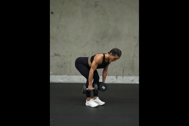 Gerakan Dumbbell Romanian Deadlifts.