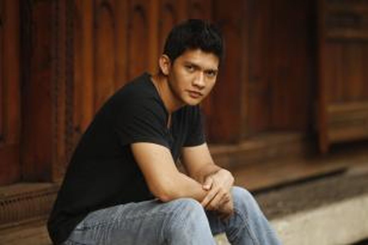 Artis peran laga dan pesilat Iko Uwais berpose seusai menjalani sesi wawancara di kantor Redaksi Kompas.com, Palmerah, Jakarta, Jumat (16/3/2012). Pemeran Yuda dalam film laga Merantau ini akan kembali berakting dalam film laga garapan sutradara Gareth Evans, The Raid, sebagai Rama. 