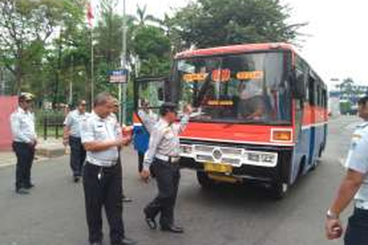 Petugas Dishub menilang bus sedang yang belum menurunkan tarif di Terminal Blok M, Selasa (12/4/2016).