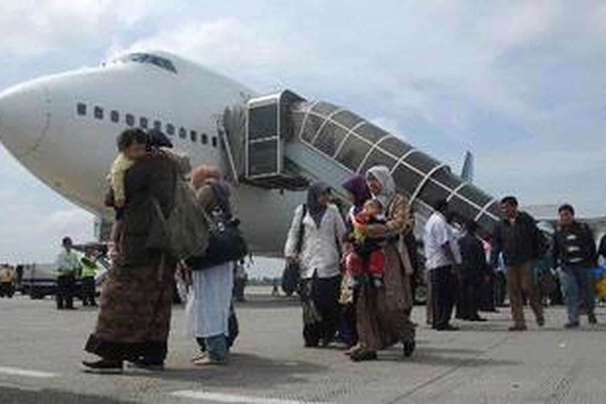 Warga Negara Indonesia yang dievakuasi dari Mesir tiba di Terminal Haji, Bandara Soekarno Hatta, Rabu (2/2/2011). Pemerintah Indonesia memutuskan untuk mengevakuasi warganya karena situasi keamanan di Mesir tidak lagi aman setelah terjadinya aksi massa yang menuntut Presiden Mesir, Hosni Mubarak turun dari jabatannya. Pada tahap pertama evakuasi, Pemerintah Indonesia memulangkan 194 Wanita, 147 anak-anak dan 70 laki-laki dengan menggunakan pesawat Boeing 747-400 Garuda Indonesia.