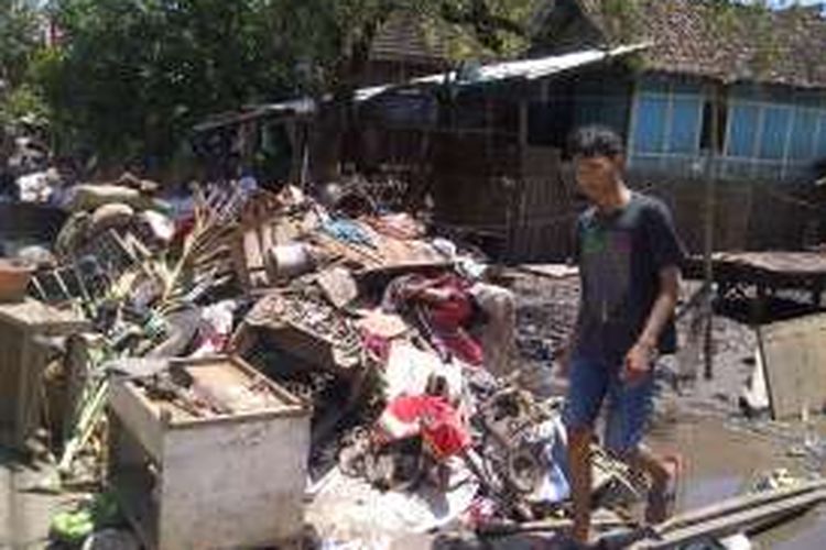 Pasca banjir bandang Bima pada Desember 2016 lalu, hingga saat ini tumpukan lumpur bercampur sampah masih memenuhi pemukiman warga hingga diruas jalan yang menghubungkan kawasan pemukiman padat penduduk, seperti yang terlihat di lingkungan Salama, Kelurahan Nae, Kota Bima.