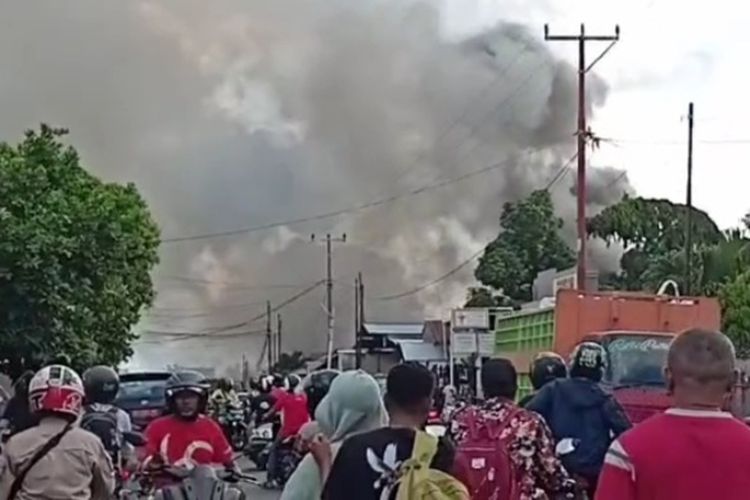 Foto: Asap tampak mengepul saat terjadi kebakaran warung makan dan konter telepon seluler di Pasar Inpres Larantuka, Kabupaten Flores Timur (NTT), Selasa (11/4/2023).