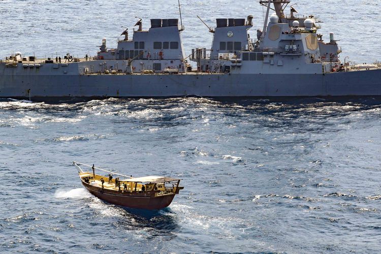 Kapal perusak berpeluru kendali USS Winston S Churchill berhasil menyergap dua kapal kecil yang berisi senjata api saat berlayar di lepas pantai Somalia.