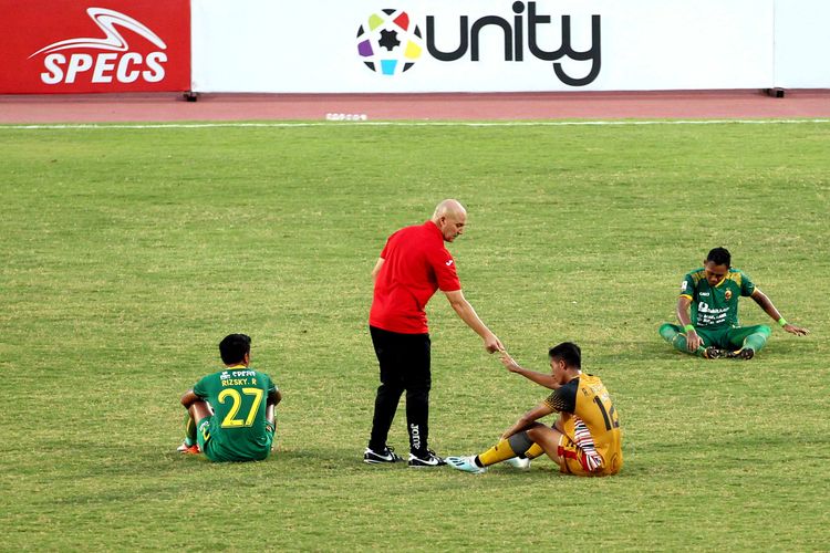 Pelatih Mitra Kukar memberi semangat pemainnya seusai ditahan imbang Sriwijaya FC pada lanjutan Babak 8 Besar Liga 2 2019 yang berakhir dengan skor 1-1 di Stadion Gelora Delta Sidoarjo, Jawa Timur, Rabu (13/11/2019) sore.