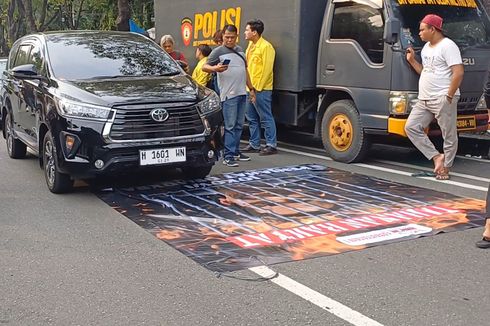 BEM SI Bentangkan Spanduk Bertulisan 