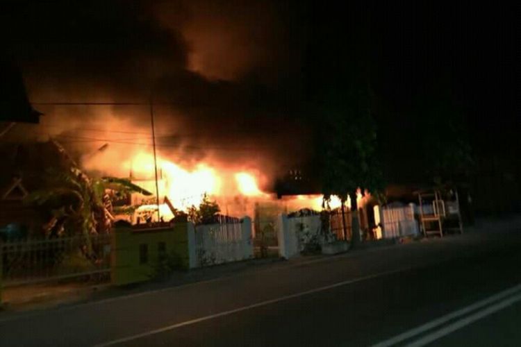 Dua unit rumah di Kabupaten Bulukumba, Sulawesi Selatan, terbakar dan menewaskan satu pemiliknya, Jumat, (31/8/2018).