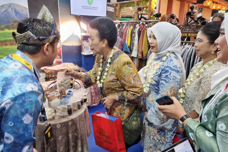 GKR Hemas dan Nur Asia Sandiaga Uno Saat mengunjungi stan pameran parekraf pada pembukaan ASEAN Tourism Forum 2023 di Jogja Expo Center, Kamis (2/2/2023).