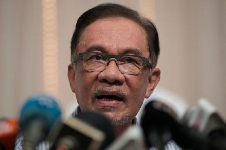 Pemimpin oposisi Malaysia Anwar Ibrahim berbicara pada konferensi pers di Hotel Eastin, Petaling Jaya, Selasa sore (16/03/2021).