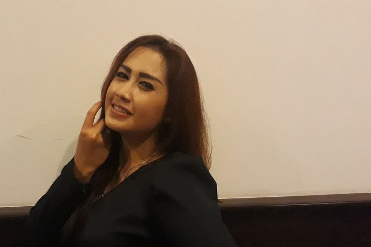 Melinda Cinta Satu Malam diabadikan saat dijumpai di Hotel Royal Kuningan, Jakarta Selatan, Selasa (18/4/2017).