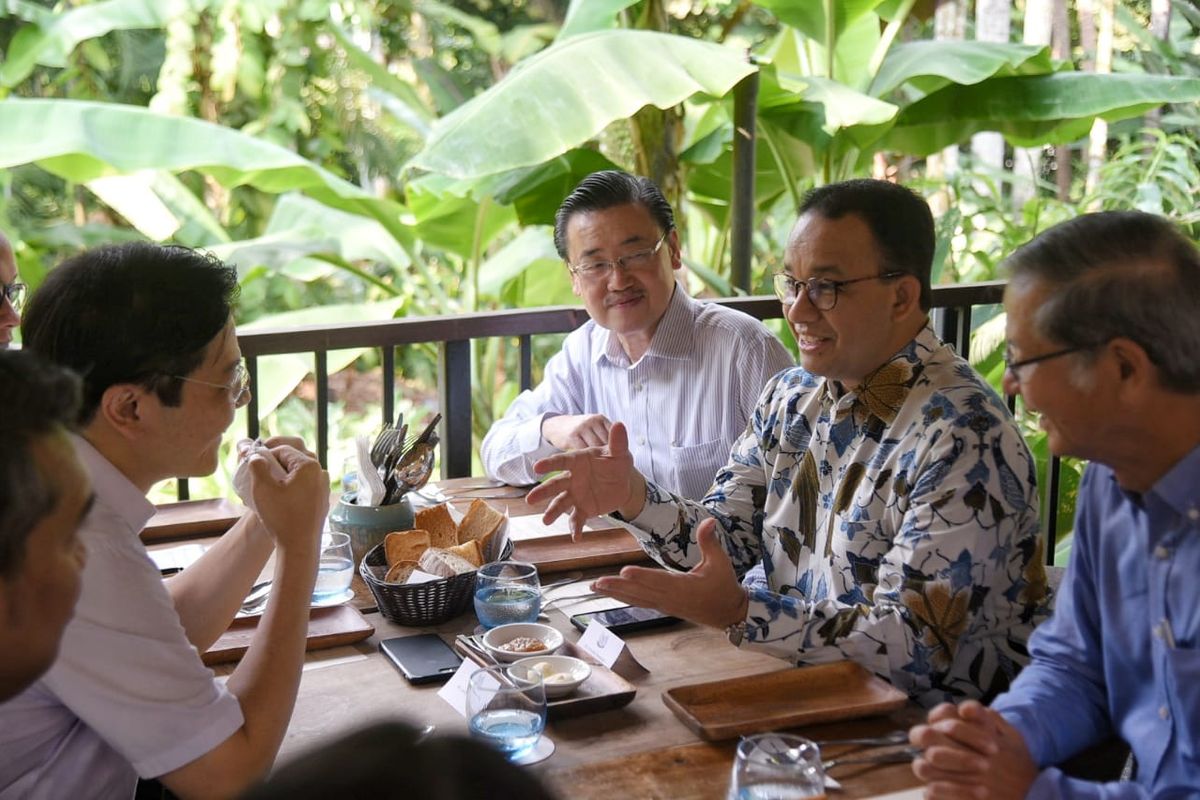 Gubernur DKI Jakarta Anies Baswedan sarapan pagi bersama Minister of National Development and Second Minister for Finance Singapore Lawrence Wong di Singapore Botanic Garden, Singapura, Jumat (3/5/2019).