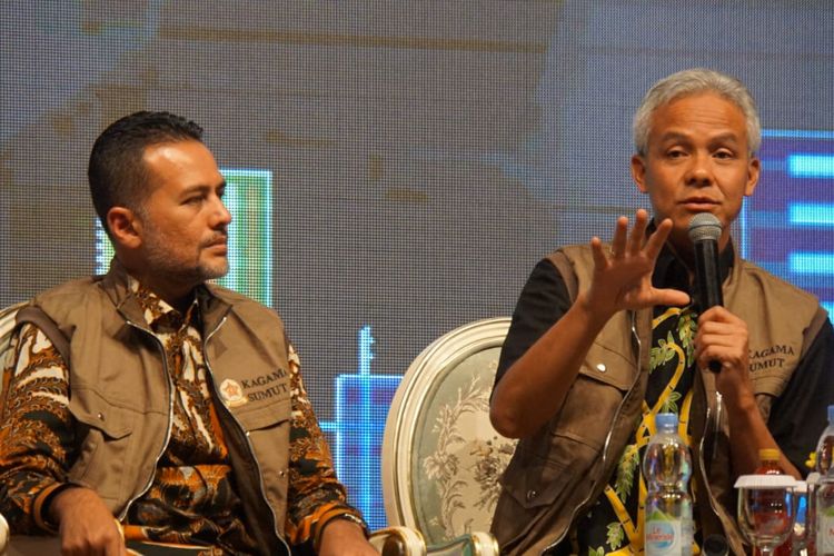 Gubernur Jawa Tengah (Jateng), Ganjar Pranowo (kanan) dan Wakil Gubernur Sumatera Utara (kiri), Musa Rajeckshah, saat menghadiri acara Millenial Fest Industri 4.0 di Hotel Adi Mulia Medan, Kamis (3/10/2019)
