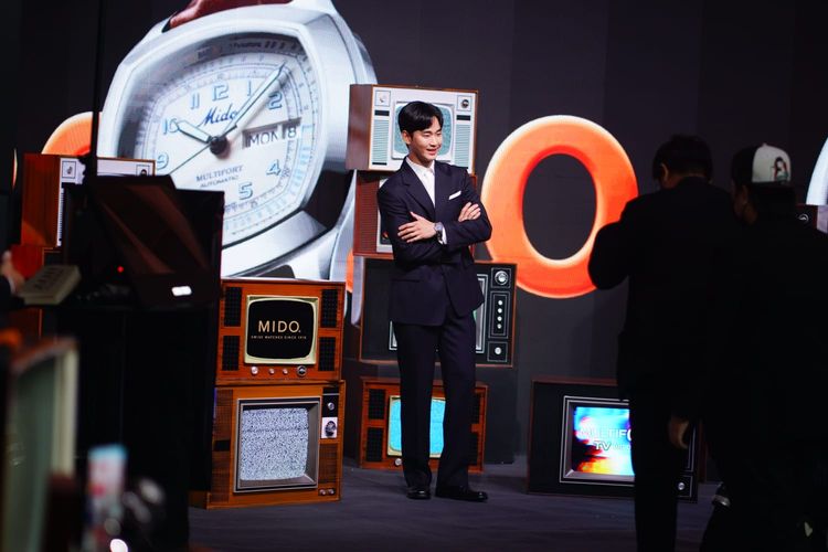Kim Soo Hyun sempat berpose sejenak bersama arloji Mido Multifort TV Big Date, sebelum meninggalkan lokasi acara di ballroom Park Hyatt, Bangkok, Thailand, Kamis malam (29/6/2023).