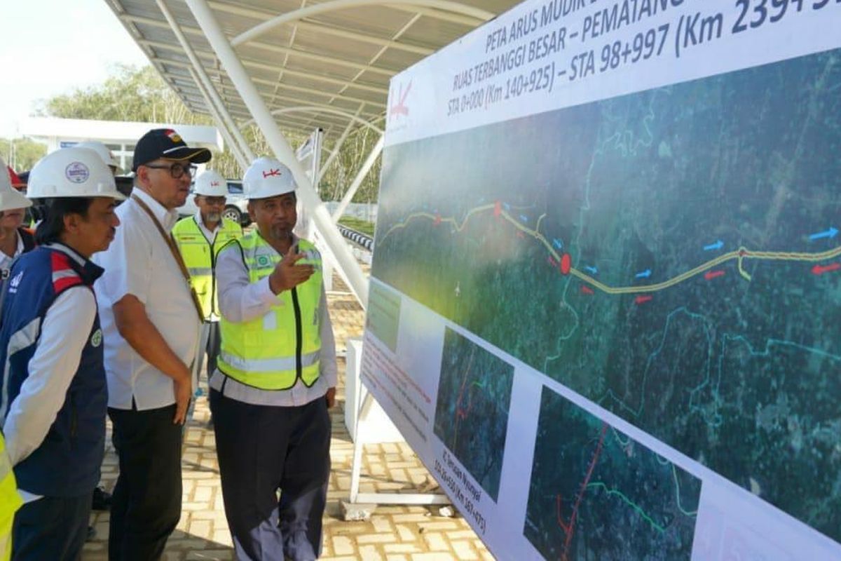 Kepala BPJT Danang Parikesit saat mendengarkan paparan terkait perkembangan ruas Tol Terbanggi Besar-Pematang Panggang.