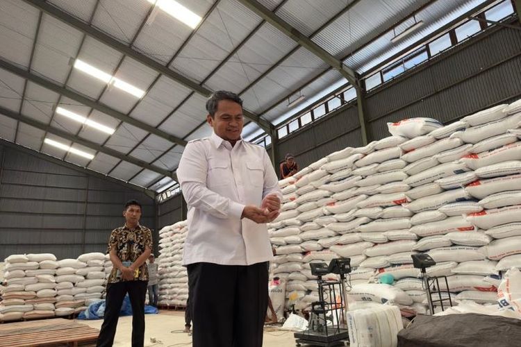 Bulog merealisasikan percepatan impor beras.