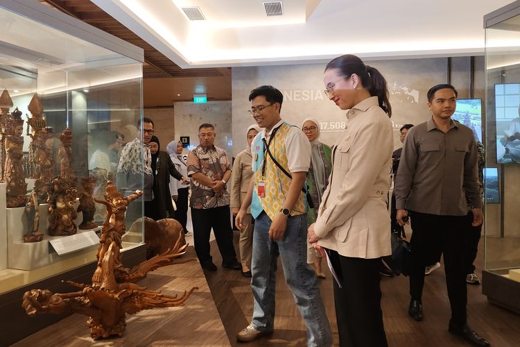 Menteri Pariwisata Republik Indonesia Widiyanti Putri Wardhana saat meninjau kesiapan Taman Mini Indonesia Indonesia (TMII) dalam menyambut liburan sekolah, Jakarta Timur, pada Selasa (24/6/2025)