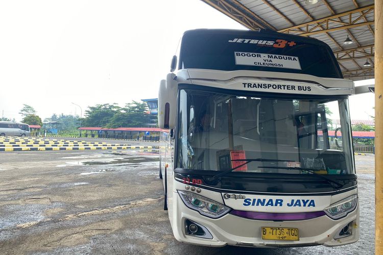 Salah satu bus Sinar Jaya tujuan Madura yang berada di Terminal Jatijajar, Jalan Raya Bogor, Tapos, Depok, Senin (25/3/2024).