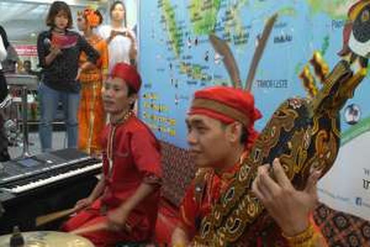 Aat dan Herman, dua pemusik tradisional ikut memeriahkan acara promosi pariwisata Indonesia oleh Kemenpar di Busan, Korsel, Sabtu (6/8/2016).