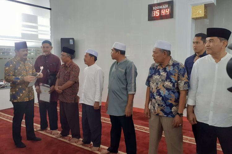 Menteri ATR/Kepala BPN, Hadi Tjahjanto menyerahkan 77 sertifikat wakaf dan rumah ibadah di Masjid Fajar Ramadhan Medan pada Kamis (20/7/2023).