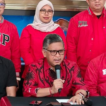Sekretaris Jenderal PDI-P Hasto Kristiyanto (tengah memegang mic) di Kantor DPP PDI-P, Jalan Diponegoro, Menteng, Jakarta Pusat, Kamis (1/2/2024).