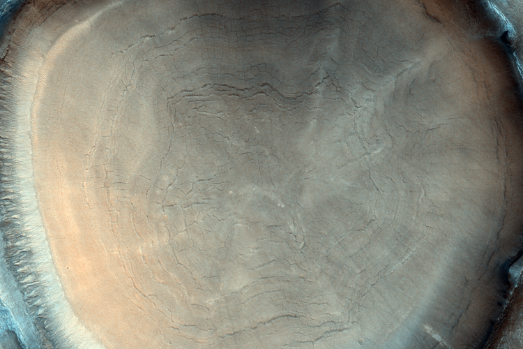 Gambar kawah es di Mars diambil kamera CaSSIS di atas ESA/Roscosmos ExoMars Trace Gas Orbiter (TGO) pada 13 Juni 2021 di dataran utara Acidalia Planitia yang luas. Penampakan kawah Mars yang mirip tunggul pohon ini beri petunjuk iklim masa lalu Planet Merah.