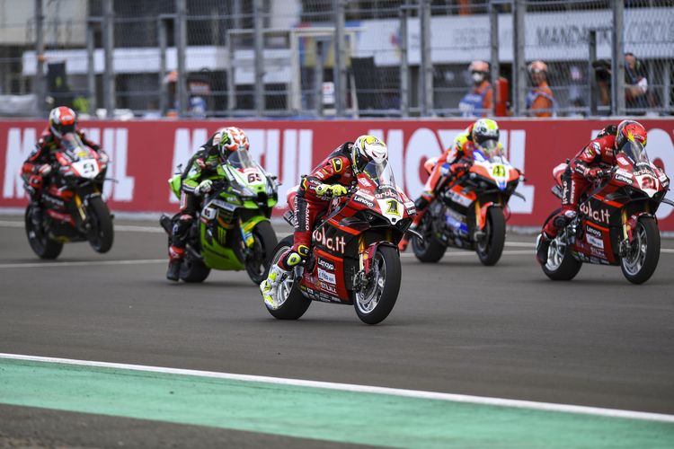 Pebalap Aruba.it Racing team Alvaro Bautista (tengah) memacu kecepatan saat Superpole Race WSBK di Pertamina Mandalika International Street Circuit di KEK Mandalika, Praya, Lombok Tengah, NTB, Minggu (5/3/2023). Pebalap Pata Yamaha Prometeon WorldSBK Toprak Razgatlioglu menjadi yang tercepat disusul pebalap Pata Yamaha Prometeon WorldSBK Andrea Locatelli dan pebalap Kawasaki Racing Team WorldSBK Alex Lowes di posisi ketiga. ANTARA FOTO/Ahmad Subaidi/nym.
