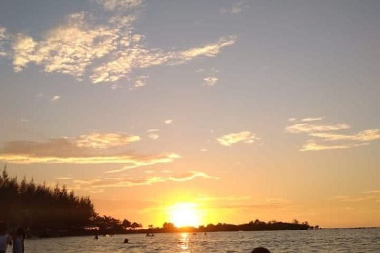 Salah satu keindahan Pantai Blebak Jepara adalah keindahan sunsetnya. Pantai Blebak Jepara terletak di Jepara ,Jawa Tengah.   