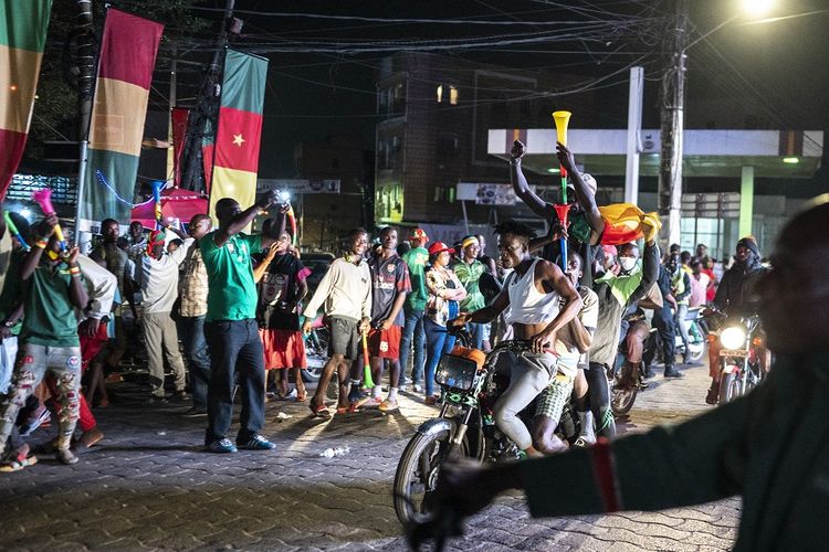Fans merayakan keberhasilan Kamerun memenangi pertandingan babak 16 besar Piala Afrika 2022 antara Kamerun vs Komoro di Douala, Kamerun barat, pada 24 Januari 2022. 