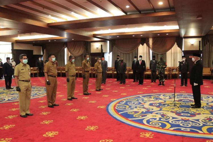 Lima pejabat yang ditunjuk sebagai Pjs Bupati dan Wali Kota di 5 Kabupaten/Kota di Kaltim saat dikukuhkan Gubernur Kaltim Isran Noor di Kantor Gubernur Kaltim, Samarinda, Sabtu (26/9/2020). 