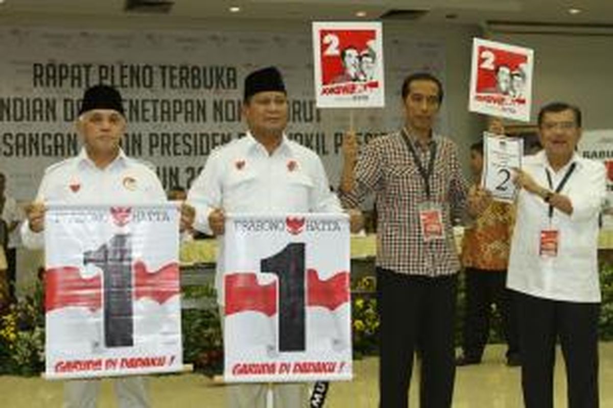 Pasangan capres dan cawapres, Prabowo Subianto-Hatta Rajasa dan Jokowi-JK menunjukkan nomor urut saat acara pengundian dan penetapan nomor urut untuk pemilihan presiden Juli mendatang di kantor KPU, Jakarta Pusat, Minggu (1/6/2014). Pada pengundian ini, pasangan Prabowo-Hatta mendapatkan nomor urut satu sedangkan Jokowi-JK nomor urut dua. TRIBUNNEWS/HERUDIN