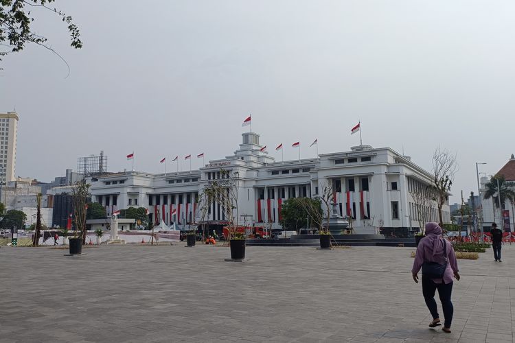 Warga melintas di samping Stasiun Jakarta Kota, Jumat (26/08/2022). Area yang dulunya bekas Halte TransJakarta Kota dan jalan kendaraan kini menjadi ruang terbuka yang lebih nyaman bagi pejalan kaki. Namun area ini masih dalam pengerjaan.