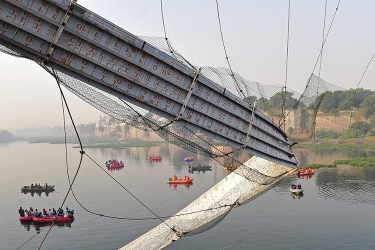 Jembatan ambruk India di atas Sungai Machchhu di kota Morbi, negara bagian Gujarat, Senin (31/10/2022). Sedikitnya 132 orang tewas setelah jembatan era kolonial berusia 150 tahun ini ambruk dan orang-orang berjatuhan ke sungai.